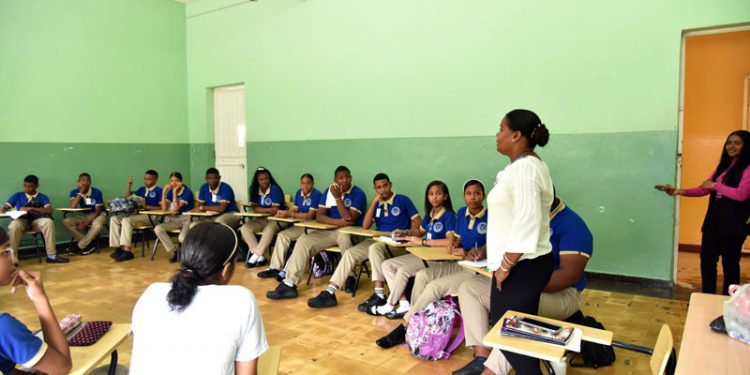 Maestros no pueden hablar temas personales con estudiantes, ni en recreo, salvo por intervención concreta