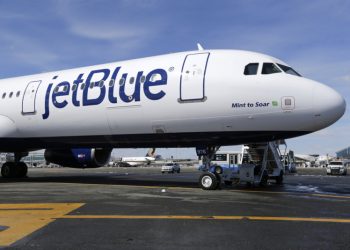 Un vuelo de JetBlue que iba a NY también fue tiroteado desde tierra en Puerto Príncipe
