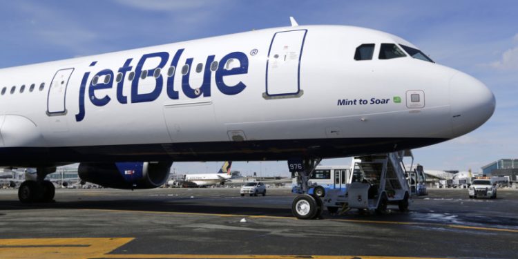 Un vuelo de JetBlue que iba a NY también fue tiroteado desde tierra en Puerto Príncipe