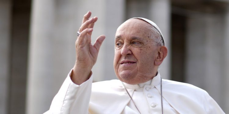 El papa condena la violencia contra mujeres y niñas: "Todos están llamados a decir no"