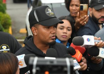 Propietario de joyería asaltada por grupo con uniformes de DNCD denuncia robo de 4,000 gramos de oro