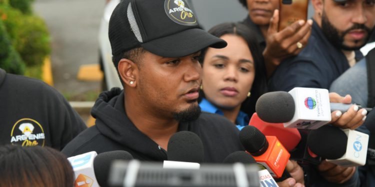 Propietario de joyería asaltada por grupo con uniformes de DNCD denuncia robo de 4,000 gramos de oro