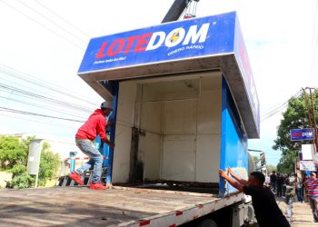 Con grúas inician desmonte y retiradas de bancas de lotería ilegales en Dajabón