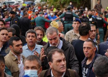 El rey de España dice que "hay que entender el enfado" en ciudades afectadas por temporal