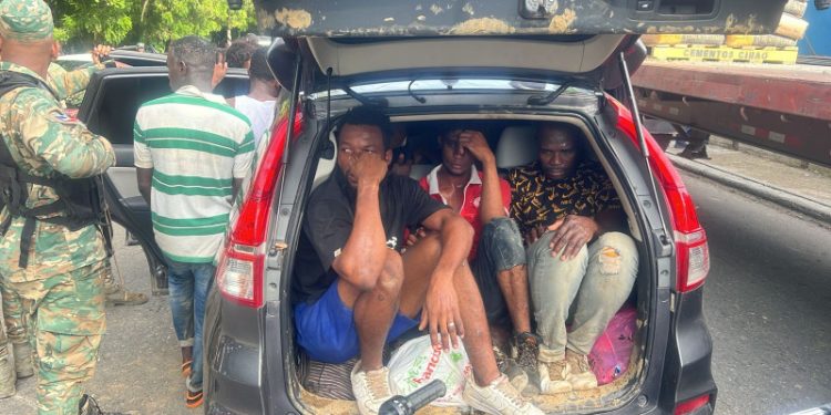 Militares detienen yipeta con 18 haitianos de estatus migratorio irregular