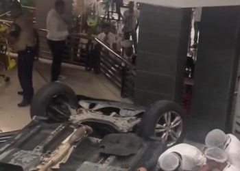 Cae vehículo en supermercado de la avenida 27 de Febrero