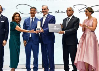 Abinader entrega premio Óscar de la Renta