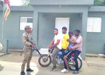 Arrestan a otro dominicano por tráfico de indocumentados haitianos
