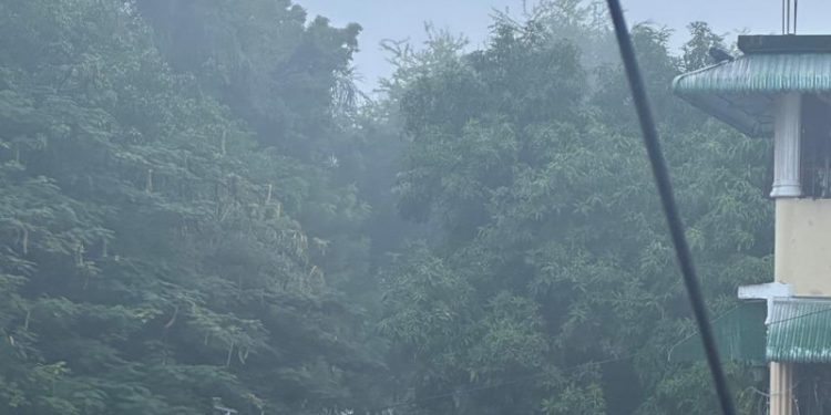 El país amanece con neblina este martes; seguirán lluvias por onda tropical y vaguada