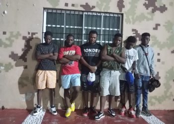 Detienen minibús con seis haitianos indocumentados