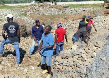 Haitianos inician reparación de muro de gaviones del canal afectado por crecida del río Masacre