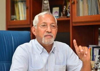 Ministro de Educación critica constante suspensión de docencia