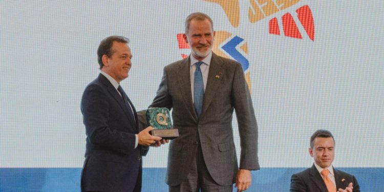 Premian al Ministerio de Industria y Comercio en una cumbre en Ecuador