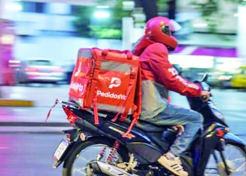 Empresa de delivery ajustará motoristas a cumplir con la ley