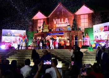 Abinader se da un baño de festejo navideño tras inaugurar Villa Navidad