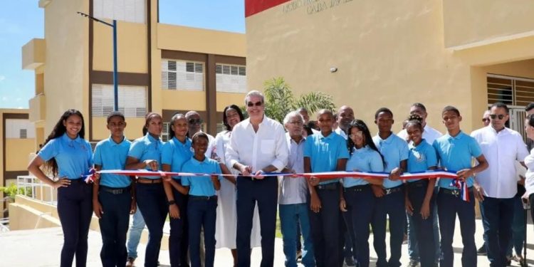 Presidente Abinader anuncia construcción de 4,000 aulas para el año 2025