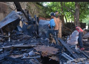 Incendio afecta varios negocios en Santiago