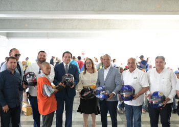 Senador Daniel Rivera entrega 300 cascos protectores a motoristas de Santiago