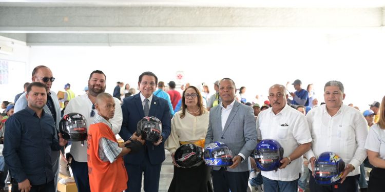 Senador Daniel Rivera entrega 300 cascos protectores a motoristas de Santiago