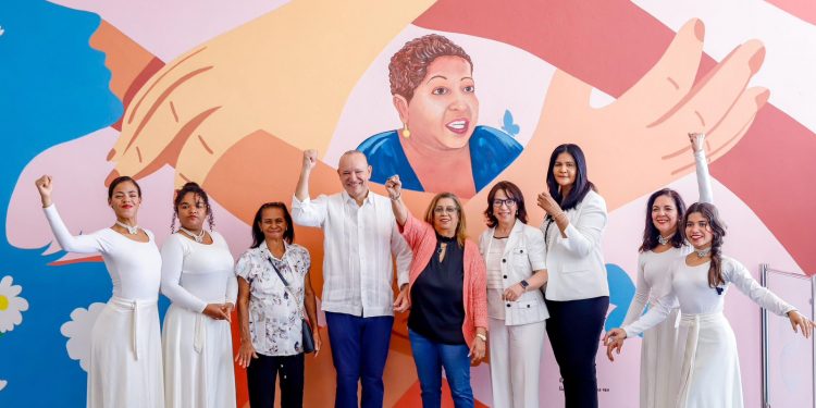 Alcaldía de Santiago conmemora el Día Internacional de la Eliminación de la Violencia contra la Mujer con mural y conferencia magistral