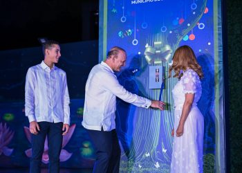 Ulises enciende el arbolito e invita a los santiagueros a recibir en armonía “la magia y el encanto navideños”