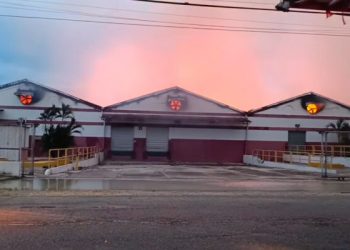 Incendio consume almacenes de tabaco en zona franca SPM; bomberos de varios municipios tratan sofocarlo