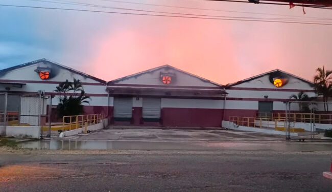 Incendio consume almacenes de tabaco en zona franca SPM; bomberos de varios municipios tratan sofocarlo