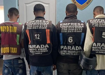 Apresan a cuatro motoristas captados robando fundas de alimentos de camión