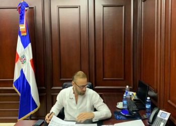 Carlos de la Mota y otros cinco son designados embajadores en diferentes países