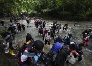 Migrantes que cruzan selva panameña descienden 41% a un mes de que asuma Trump