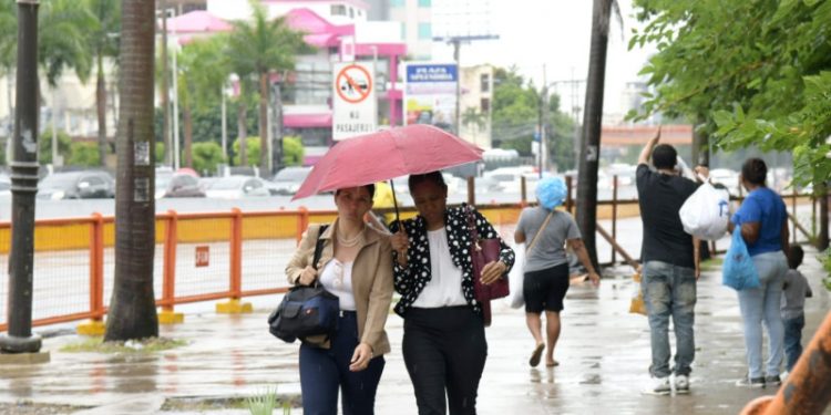 Salga con paraguas, Indomet pronostica lluvias para Navidad
