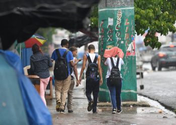 Torrenciales lluvias afectan inicio del fin de semana; continuarán sábado y domingo