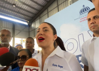 Gloria Reyes dice que caída de plataforma de bono navideño “son cosas que pasan”