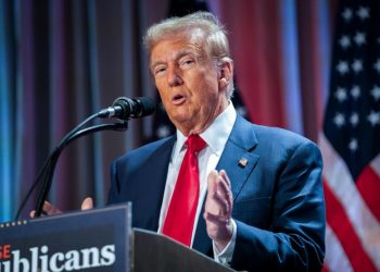 Cientos de migrantes protestan en la frontera norte de México contra amenazas de Trump