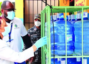 Propietarios de negocios siguen vendiendo agua en botellones sin protegerla del sol