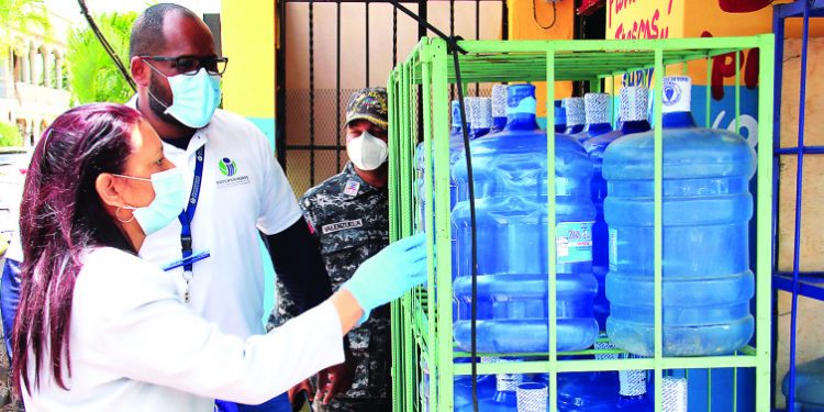 Propietarios de negocios siguen vendiendo agua en botellones sin protegerla del sol
