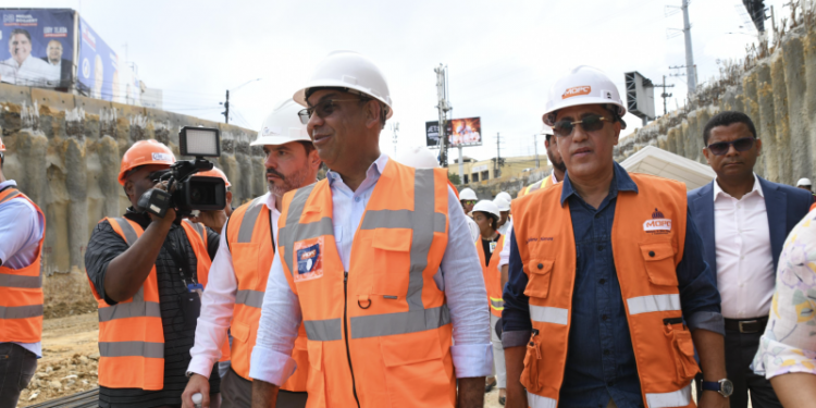 Deligne Ascención supervisa trabajos en la esquina de Pintura