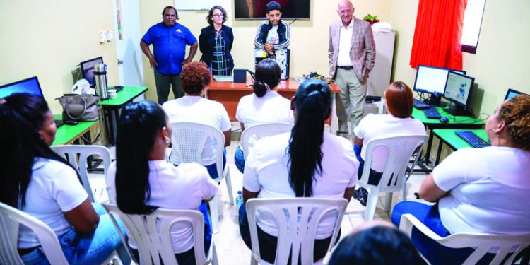 Reclusas tendrán acceso a tecnología para lograr superarse