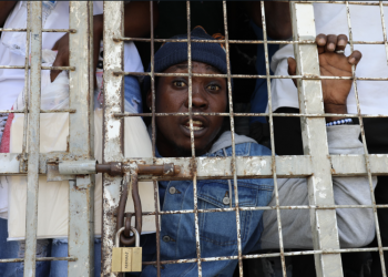 Exigen impedir alquilen casas a haitianos ilegales