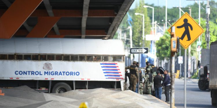 Migración advierte que usará la fuerza contra quienes agredan a sus agentes