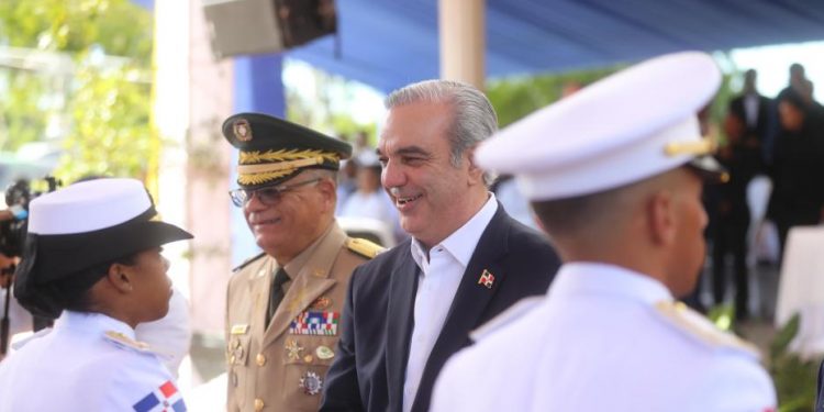 Abinader encabeza graduación de 28 cadetes de la Fuerza Aérea en Ciencias Aeronáuticas