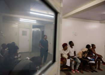 Policías y periodistas heridos de bala en ataque de bandas en principal hospital de Haití