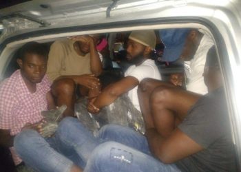 Migración detiene a 26 haitianos ilegales que eran transportados en tres vehículos