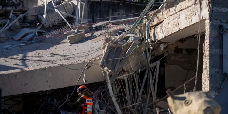 Israel bombardea la capital de Yemen tras ataque de hutíes