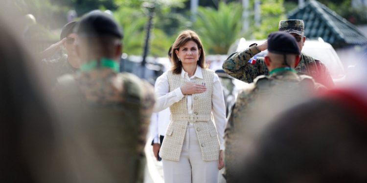 Raquel Peña entrega destacamento y encabeza almuerzos navideños con policías y militares en Santiago
