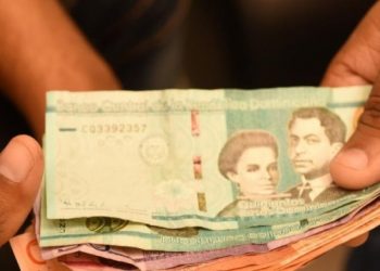 La gente movió menos pesos en efectivo y guardó sus divisas