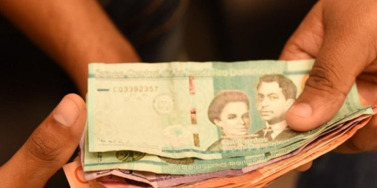 La gente movió menos pesos en efectivo y guardó sus divisas