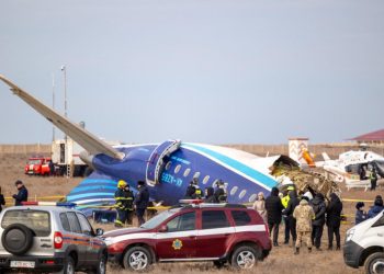 Sobreviven 32 pasajeros tras estrellarse un avión en Kazajistán