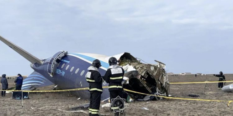 Sospechan misil ruso pudo derribar el avión que se estrelló en Kazajistán