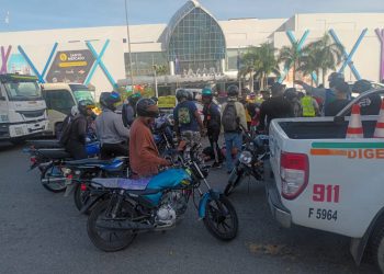 Motorista intenta escapar de Digesett y se estrella contra minibús en paso a desnivel de la Kennedy